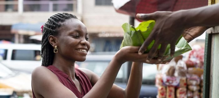 personne-recevant-nourriture-rue
